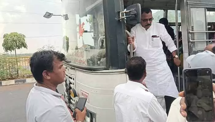 MP Mallu Ravi Travels in RTC Bus