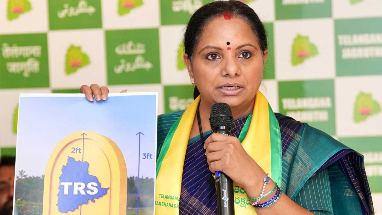 Kalvakuntla Kavitha Unveils Uniform Flag Pedestal Model for Telangana Rakshana Sena!