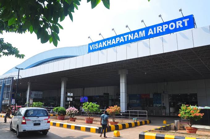 వైజాగ్ ఎయిర్పోర్ట్లో ముగిసిన విమాన రాకపోకలు