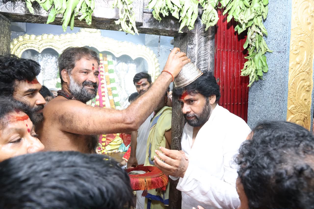 వరంగల్ భద్రకాళి ఆలయంలో పవన్ కళ్యాణ్ ప్రత్యేక పూజలు