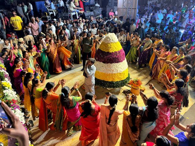 లలిత కళా తోరణంలో ఘనంగా అటుకుల బతుకమ్మ వేడుకలు