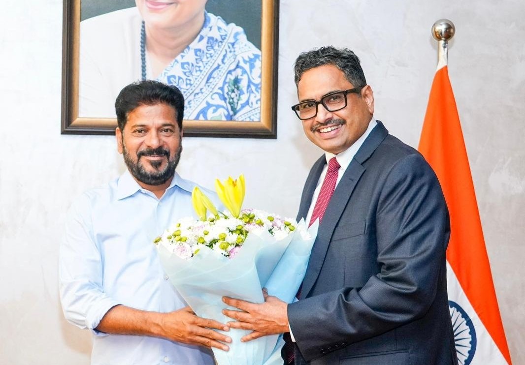 సీఎం రేవంత్ రెడ్డిని కలిసిన కొత్త సి ఎస్ సంజయ్ జాజు