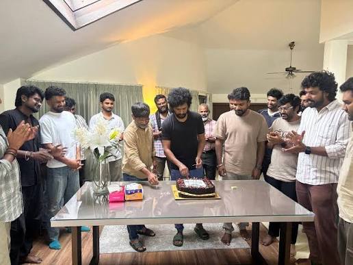 డిసి విజయంతో అల్లు అర్జున్ 23 టీం సందడి!