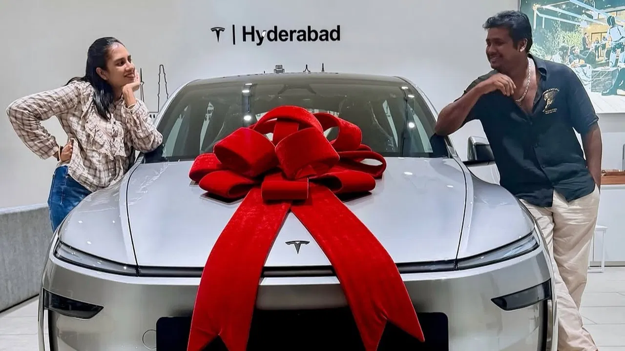 దసరా రోజున కొత్త టెస్లా కారు కొన్న సింగర్ రాహుల్ సిప్లిగంజ్..