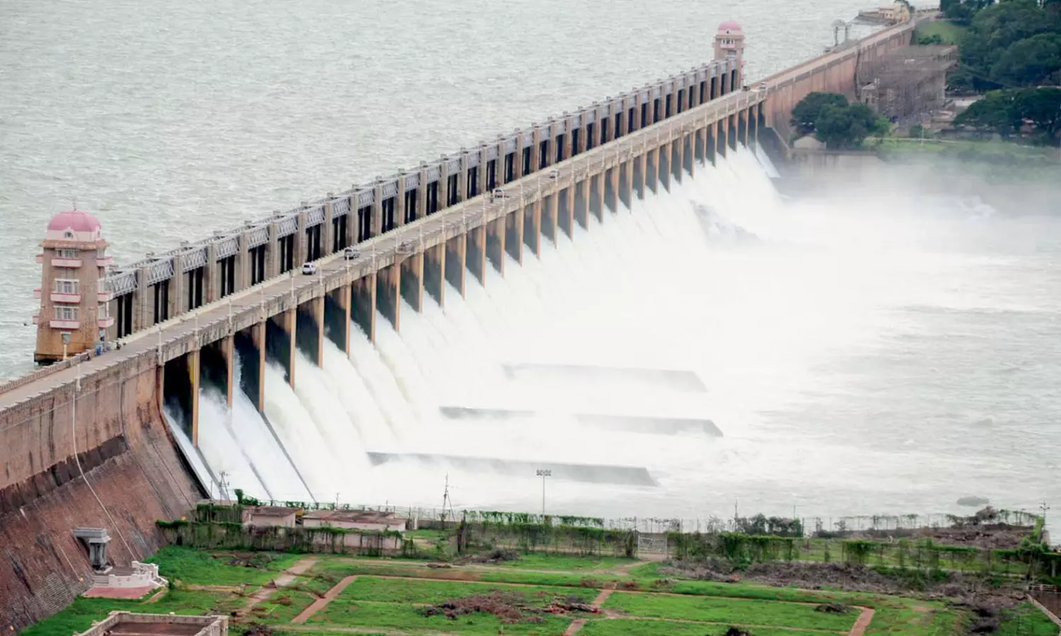 Tungabhadra Reservoir Decked Up for Independence Day Celebrations