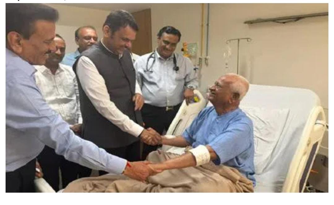 Maharashtra CM Devendra Fadnavis Meets Anna Hazare in Hospital
