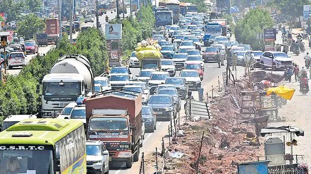 చౌటుప్పల్‌లో భారీగా ట్రాఫిక్ జామ్..