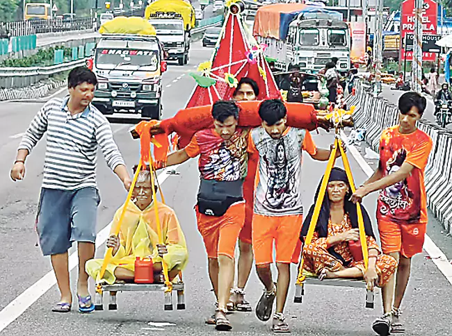 Brothers Carry Elderly Parents on Kanwar Yatra