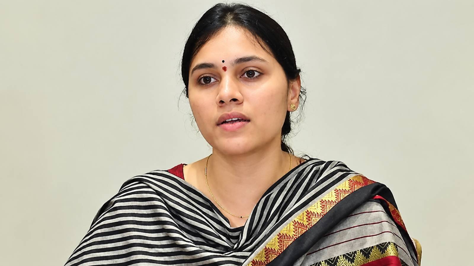 Jogi Ramesh’s Daughter-in-Law’s Car Hit by Bus; Father Seeks Probe Over Suspicions