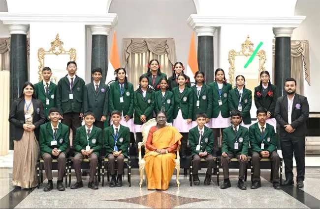 రాష్ట్రపతి భవన్‌లో రాఖీ కట్టిన తెలంగాణ విద్యార్థిని