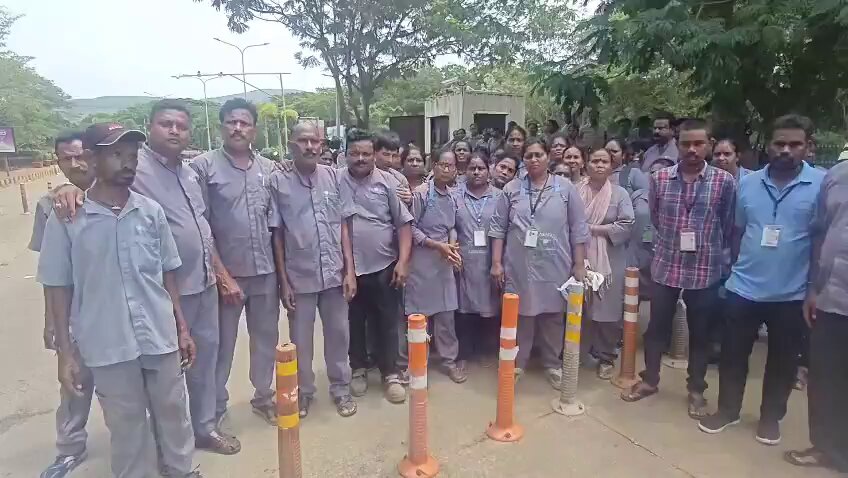 విశాఖ ఎయిర్పోర్టు కార్మికుల ఆందోళన...