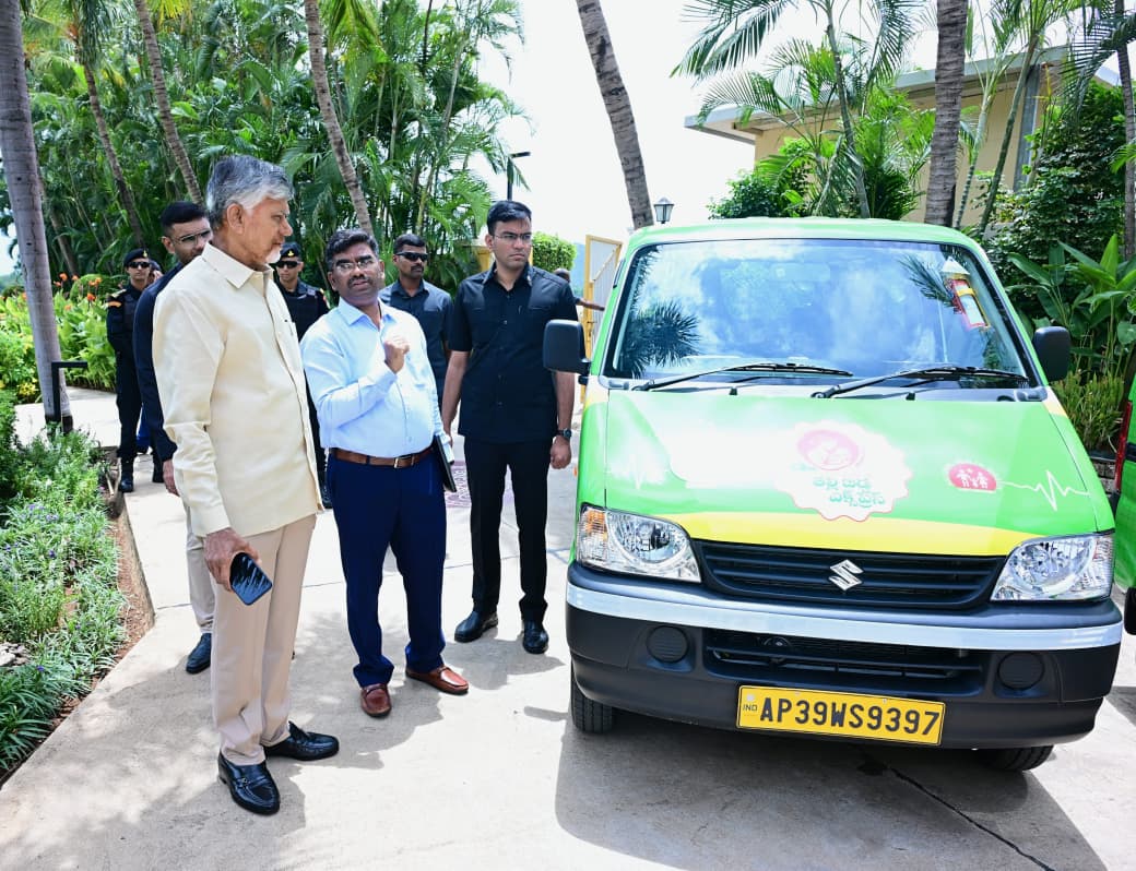 తల్లి–బిడ్డ ఎక్స్ప్రెస్ వాహనాలను పరిశీలించిన సీఎం