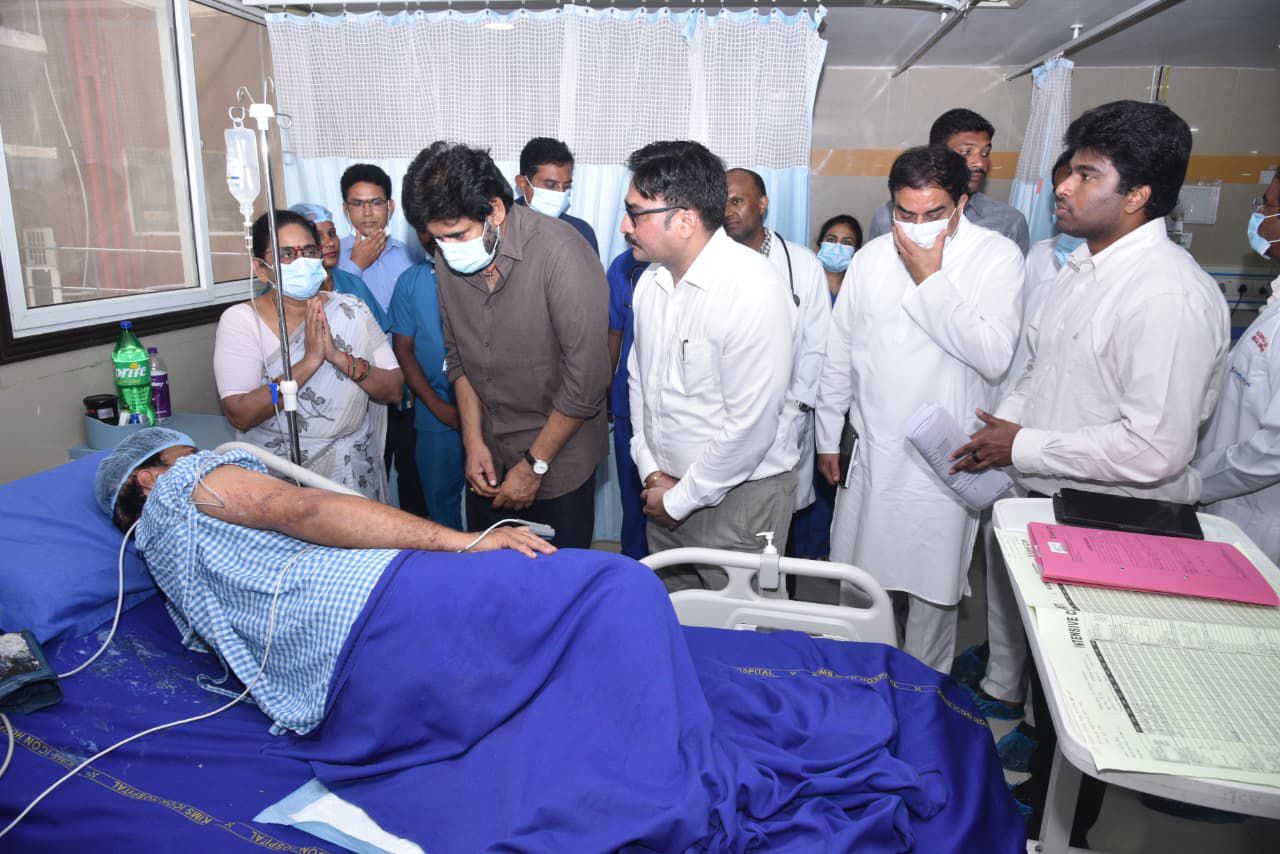ఆసుపత్రిలో క్షతగాత్రులను పరామర్శించిన డిప్యూటీ సీఎం పవన్ కళ్యాణ్
