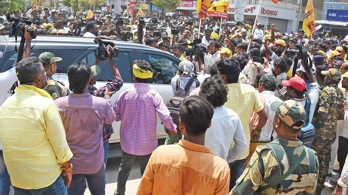 పులివెందులలో ఉద్రిక్తత.. గాల్లోకి కాల్పులు జరిపిన పోలీసులు