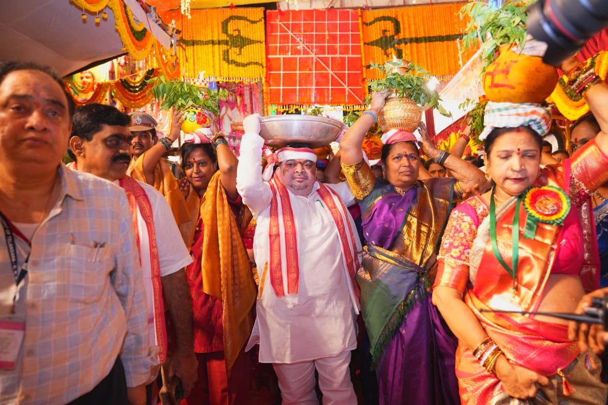 ఉజ్జయిని అమ్మవారికి మంత్రి పొన్నం తొలి బోనం