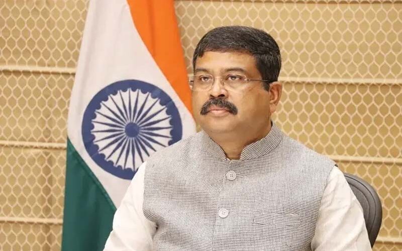 విద్యాశాఖ మంత్రిని తొలగించాలంటూ కాక్‌రోచ్ జనతా పార్టీ డిమాండ్