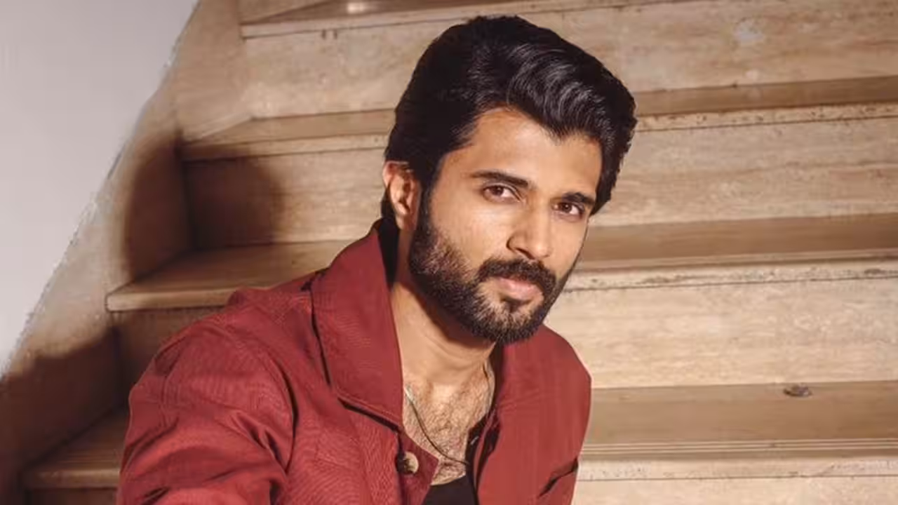 కారులో వెళ్తూ బస్సులోని వారిని చూస్తా.. పాత రోజులను గుర్తుచేసుకున్న విజయ్ దేవరకొండ