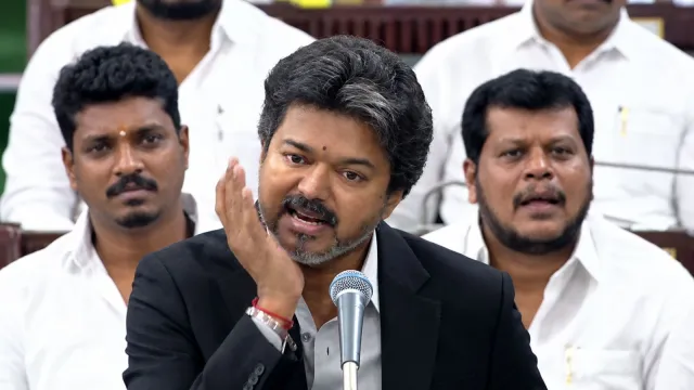 అసెంబ్లీలో విజయ్ సైగతో కొత్త వివాదం