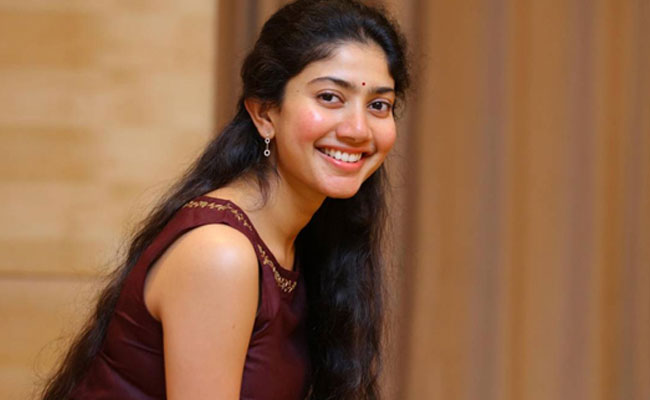 సాయిపల్లవి కొత్త లుక్‌పై సినీ వర్గాల్లో చర్చ