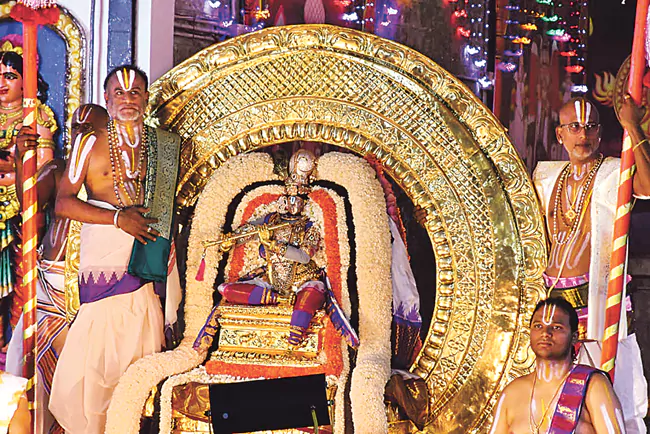 తిరుమల బ్రహ్మోత్సవాల్లో వైభవంగా సూర్యచంద్రుల వాహనసేవ