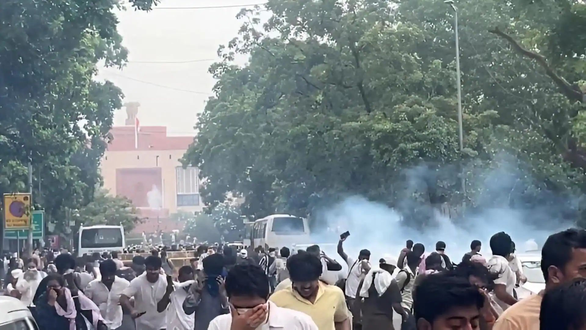 పార్లమెంట్ వద్ద హైడ్రామా..