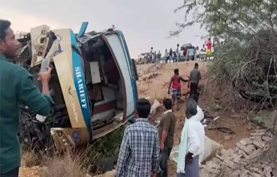తేలప్రోలు వద్ద ప్రైవేటు ట్రావెల్స్ బస్సు బోల్తా