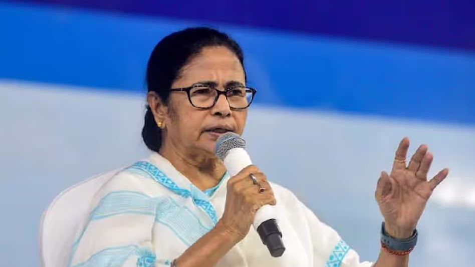 పశ్చిమ బెంగాల్ మాజీ సీఎం మమతా బెనర్జీపై కేసు నమోదు