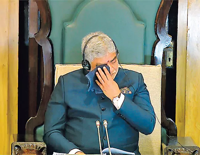 తొలి రోజే తెలంగాణ అసెంబ్లీలో ఉద్రిక్తత