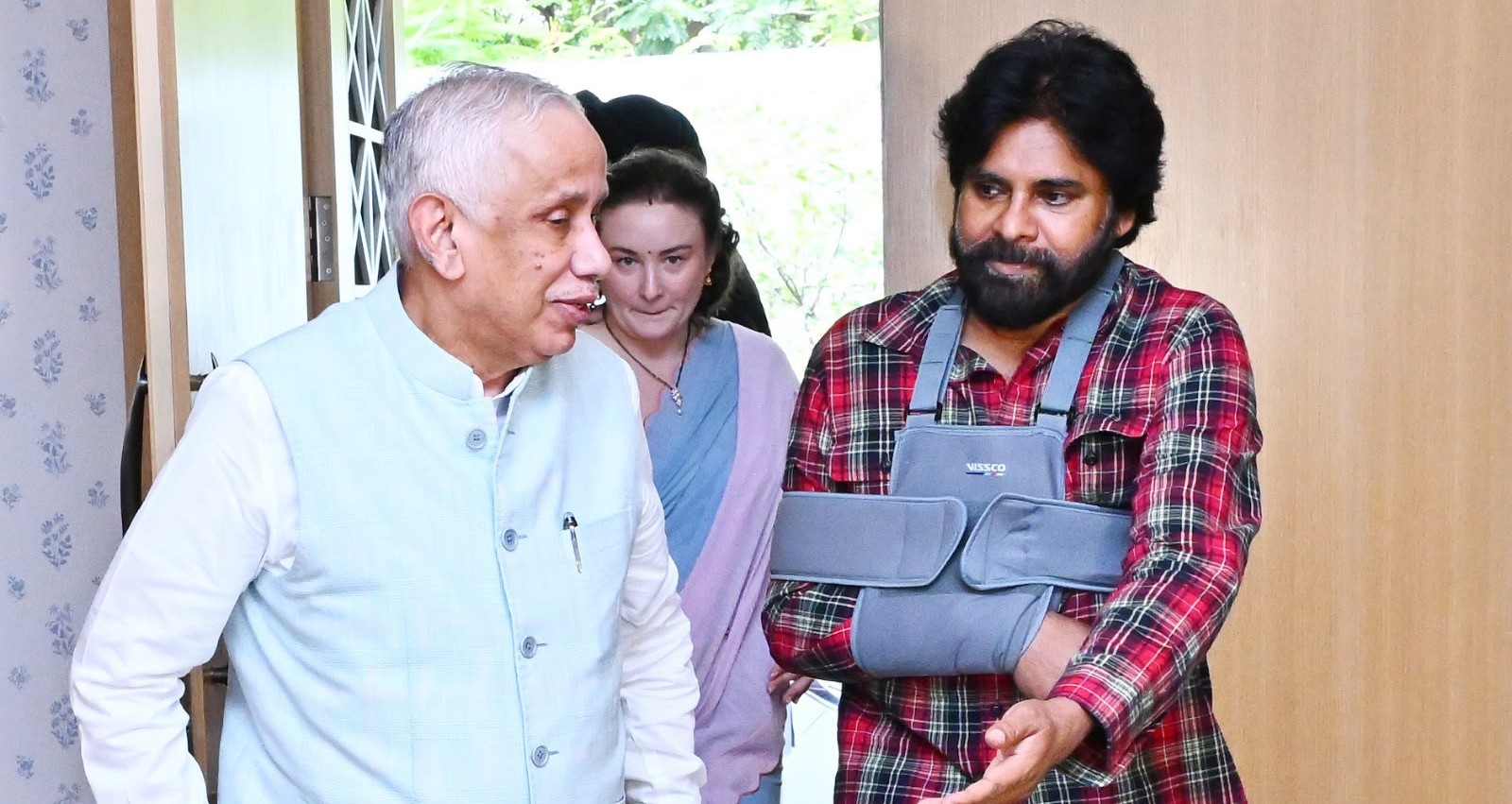 పవన్ కళ్యాణ్ను పరామర్శించిన గవర్నర్ అబ్దుల్ నజీర్