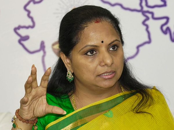 బండి సంజయ్ ను మంత్రివర్గం నుండి తొలగించాలి - కవిత