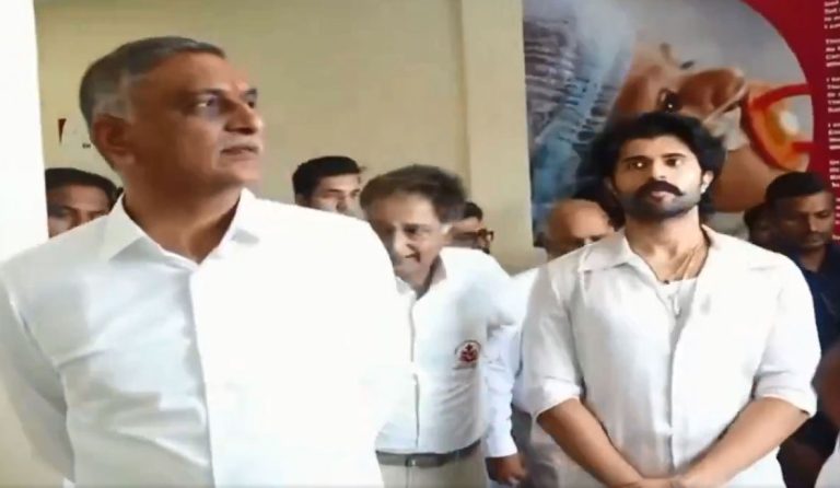 సత్యసాయి ఆసుపత్రి సందర్శించిన విజయ్ దేవరకొండ, హరీశ్ రావు