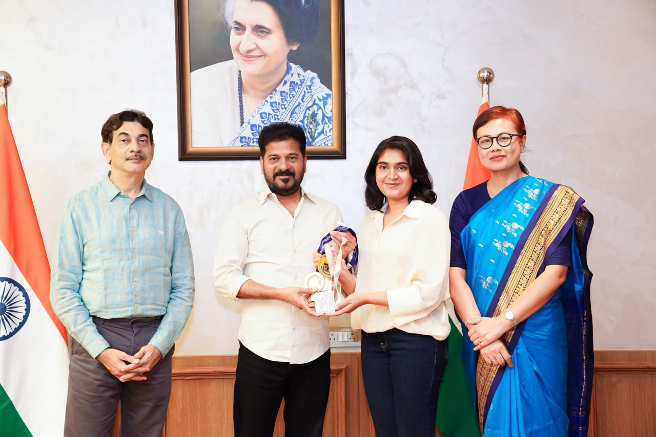 ఛాంపియన్ షూటర్ ఈషా సింగ్ను సత్కరించిన సీఎం రేవంత్ రెడ్డి