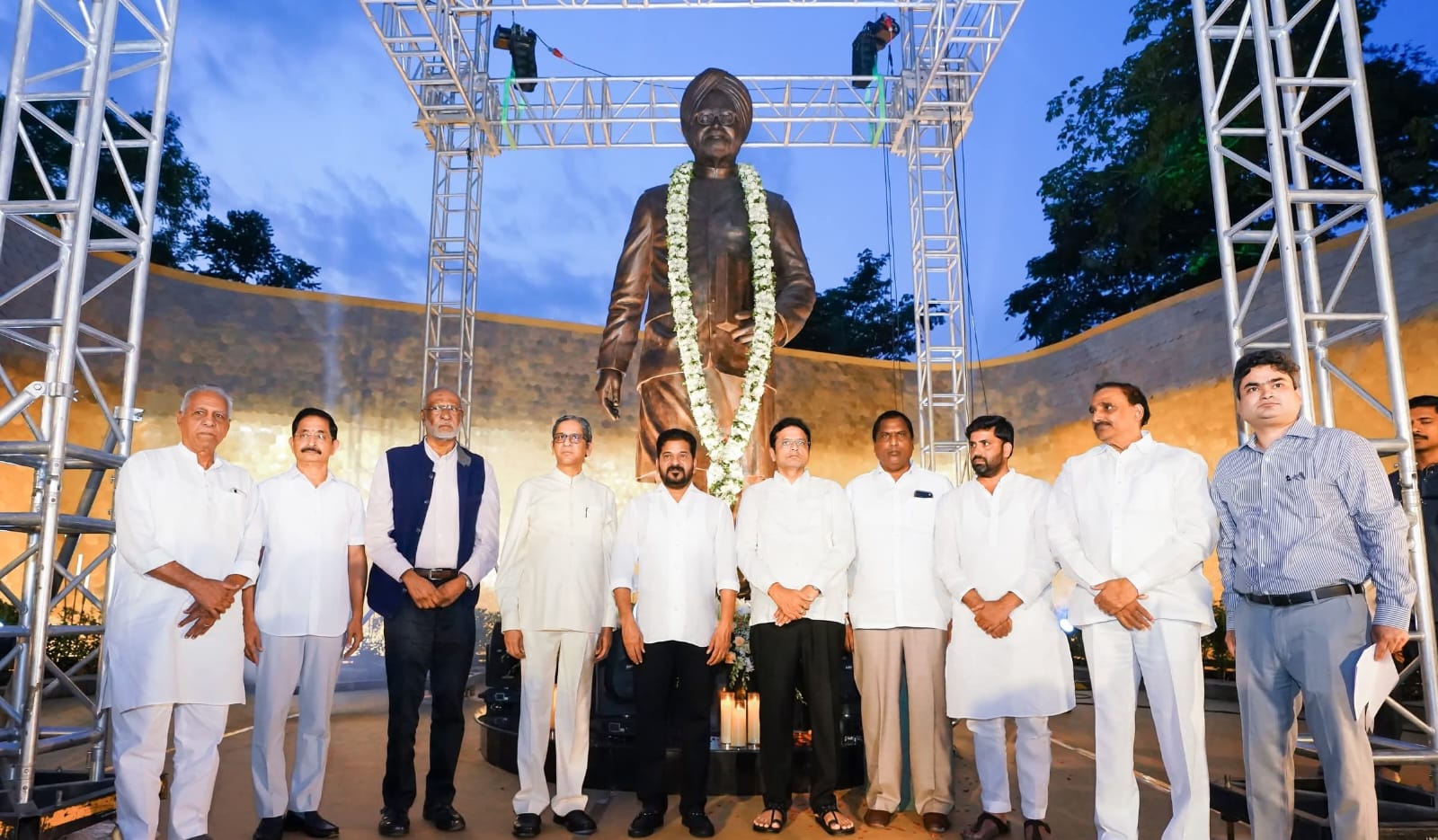 మన్మోహన్ సింగ్‌కు భారతరత్న ఇవ్వాలి - రేవంత్ రెడ్డి  