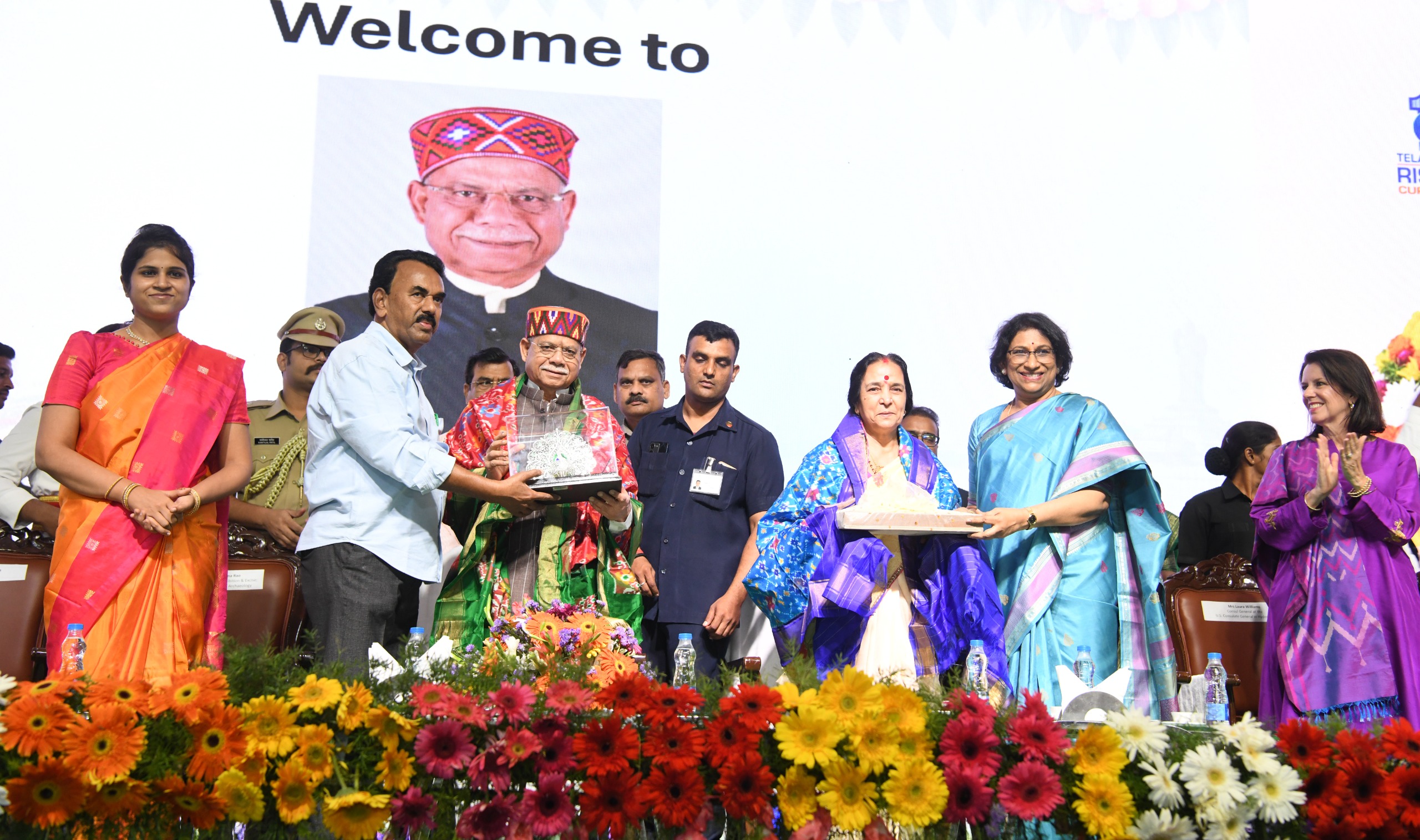 బతుకమ్మ స్ఫూర్తితో నీటి సంరక్షణకు ముందడుగు వేయాలి.. గవర్నర్ పిలుపు