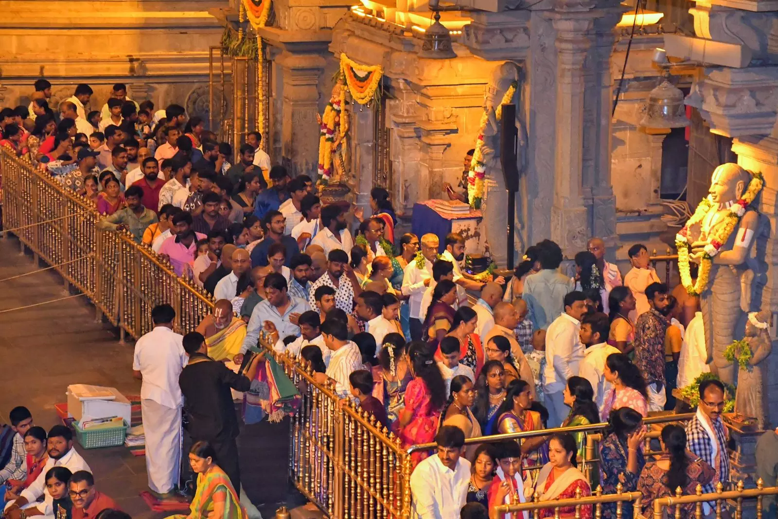 భక్తులతో నిండిపోయిన యాదాద్రి, బాసర...