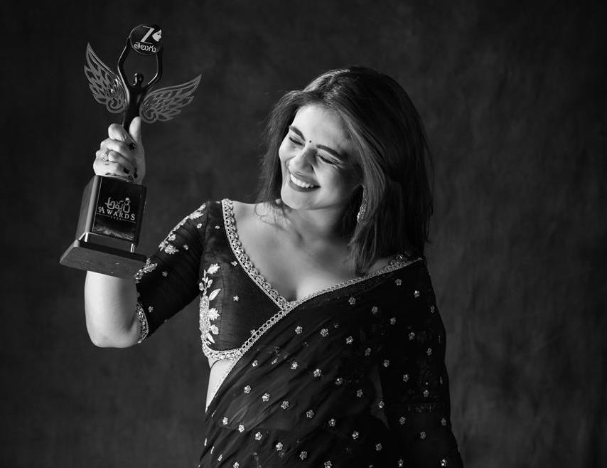 Nayan Sarika Bags Prestigious Award at Apsara Awards