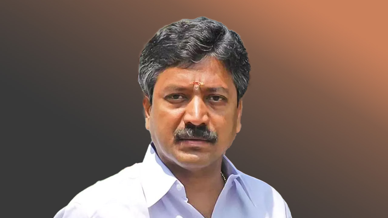 Twist in Tamil Politics...Split Emerges in AIADMK