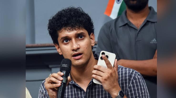 కుటుంబాన్ని పోలీసులు విచారించడంపై దాస్ ఆరోపణలు