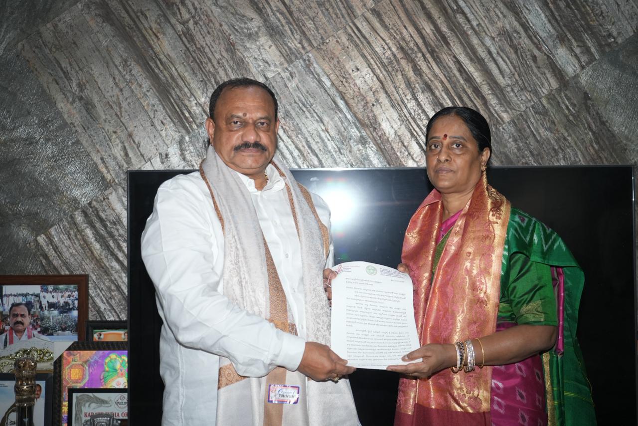 పీసీసీ చీఫ్ మహేష్ కుమార్ గౌడ్‌తో మంత్రి కొండా సురేఖ భేటీ