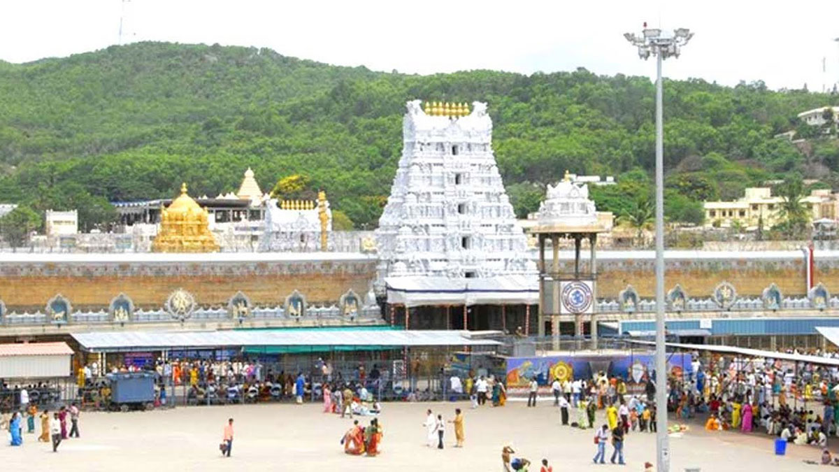 తిరుమలలో శ్రీవారి దర్శనానికి భక్తుల రద్దీ
