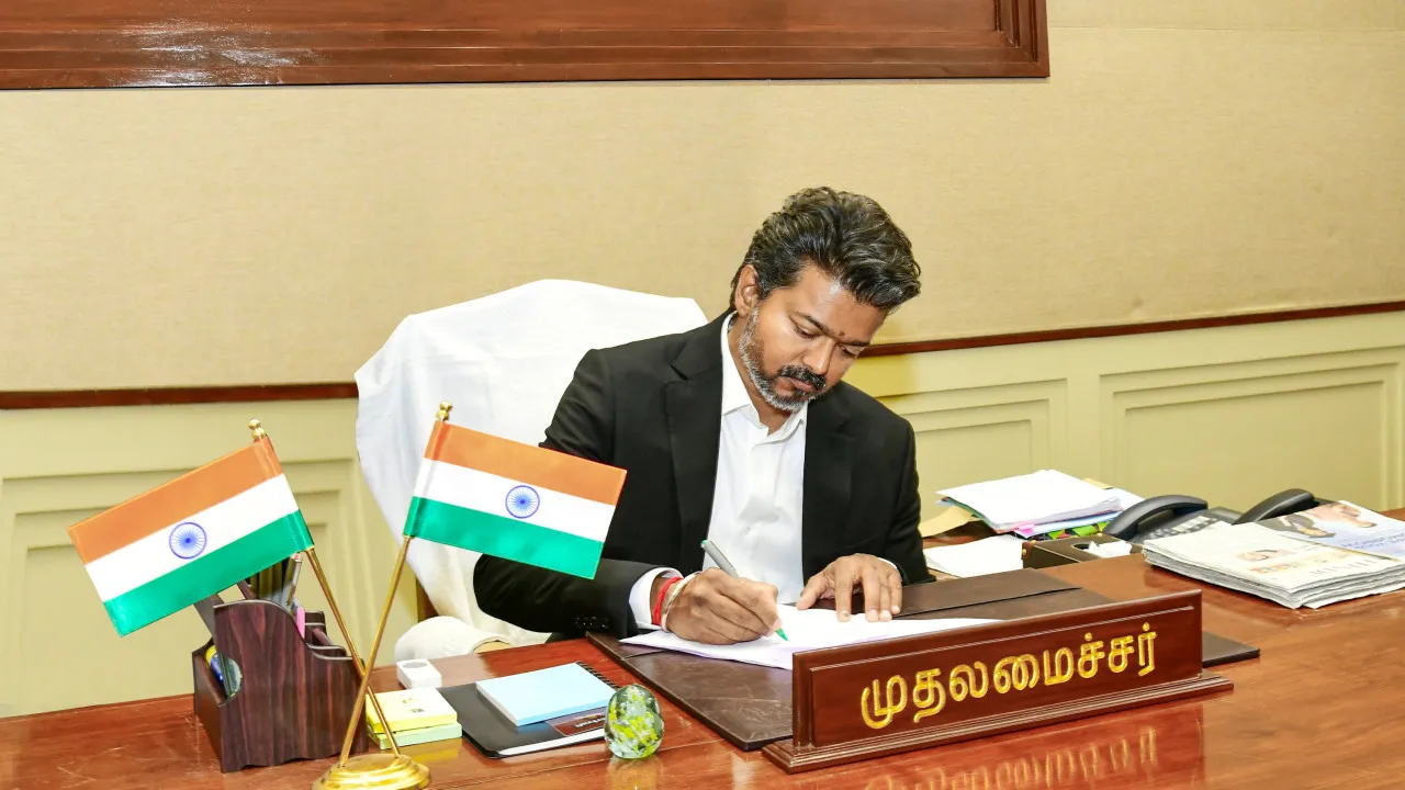 విద్యార్థుల నిరసనలపై విజయ్‌ సర్కార్‌ కీలక నిర్ణయం!