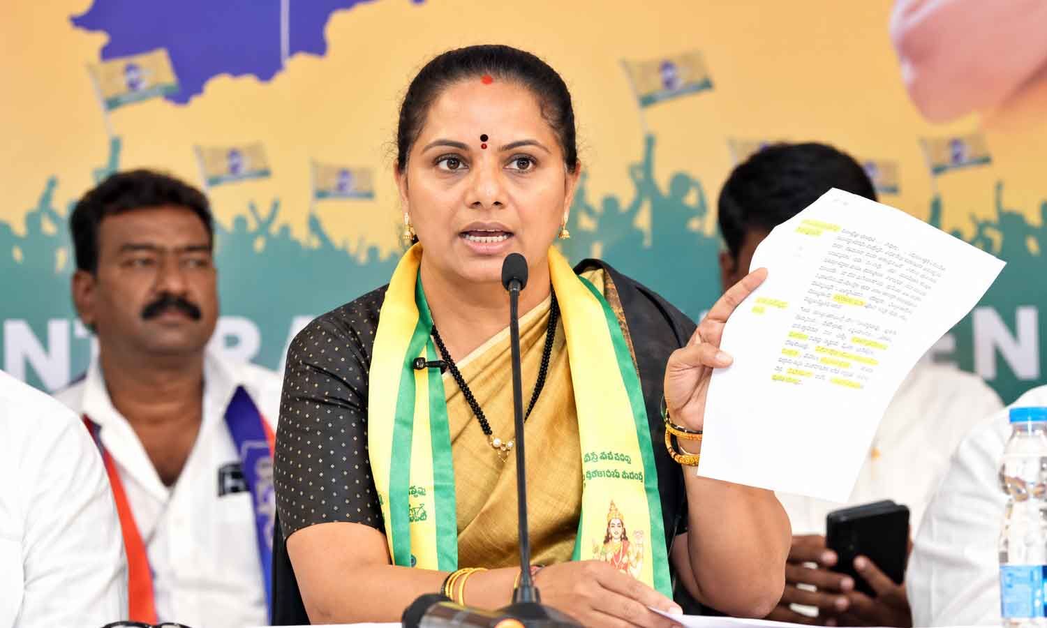 పోలీస్ ఉద్యోగాల వయోపరిమితి పెంచాలని కవిత డిమాండ్