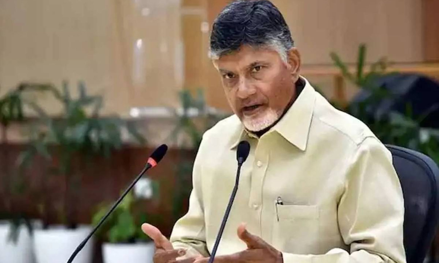 ప్రజల ఫిర్యాదుల పరిష్కారంలో నిర్లక్ష్యం వద్దు: సీఎం చంద్రబాబు